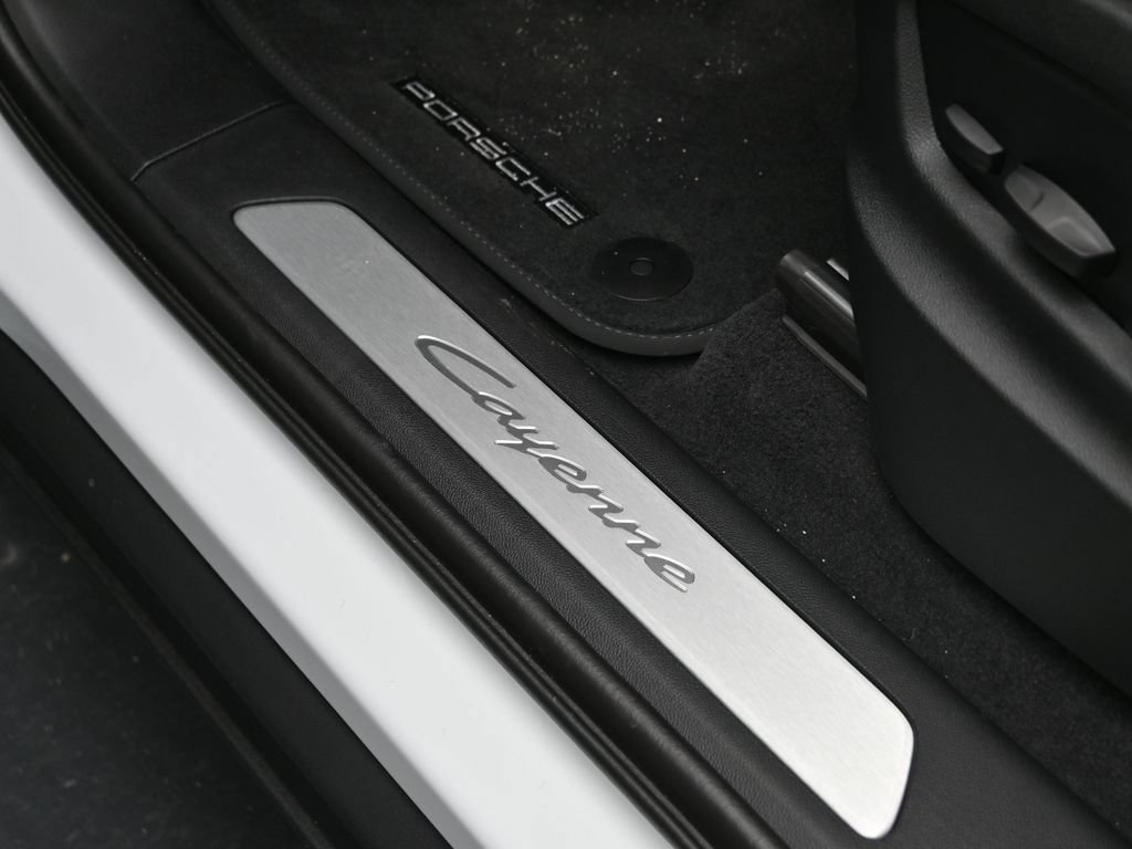 Certified 2025 Porsche Cayenne E-Hybrid AWD/4WD image 15