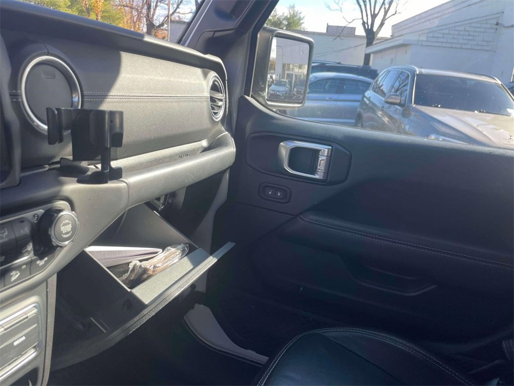 Used 2018 Jeep Wrangler Unlimited Sahara image 33