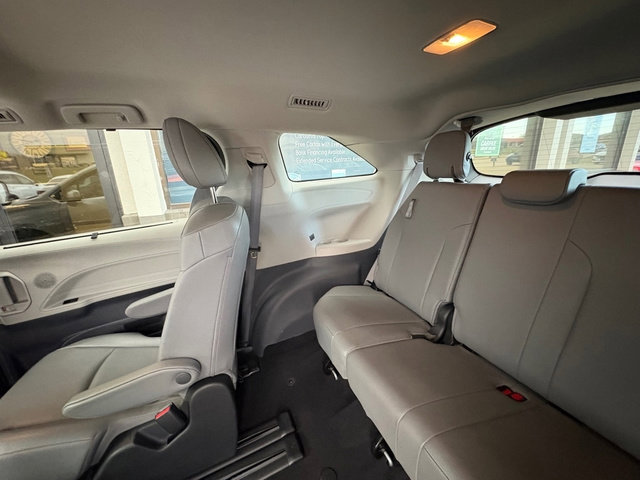 Used 2022 Toyota Sienna XLE image 22