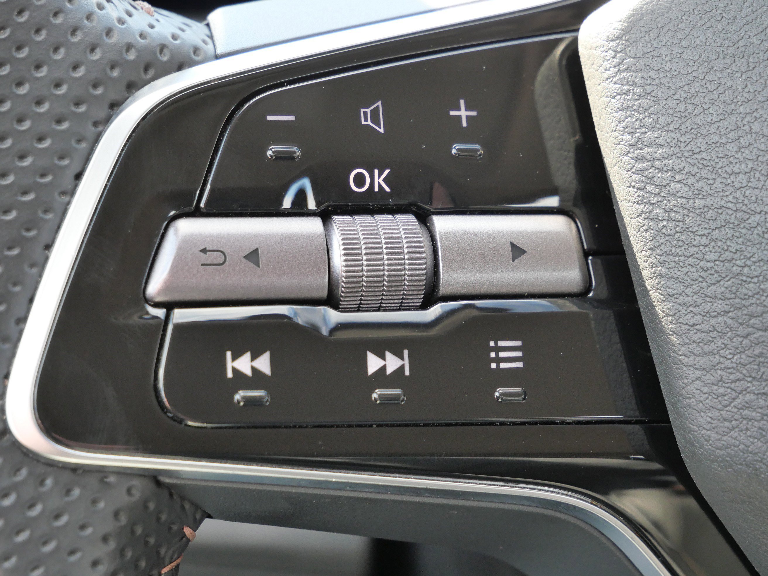 Used 2023 Nissan Ariya AWD image 33