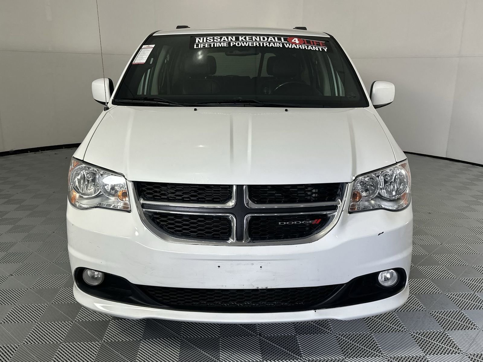 Used 2019 Dodge Grand Caravan SXT w/ Rear Park Assist Package FWD image 3