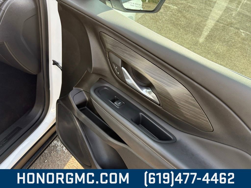 Used 2024 GMC Terrain SLT image 25