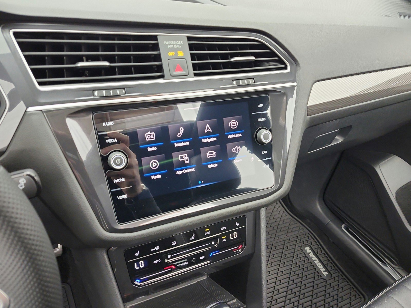 Used 2024 Volkswagen Tiguan SE R-Line image 18