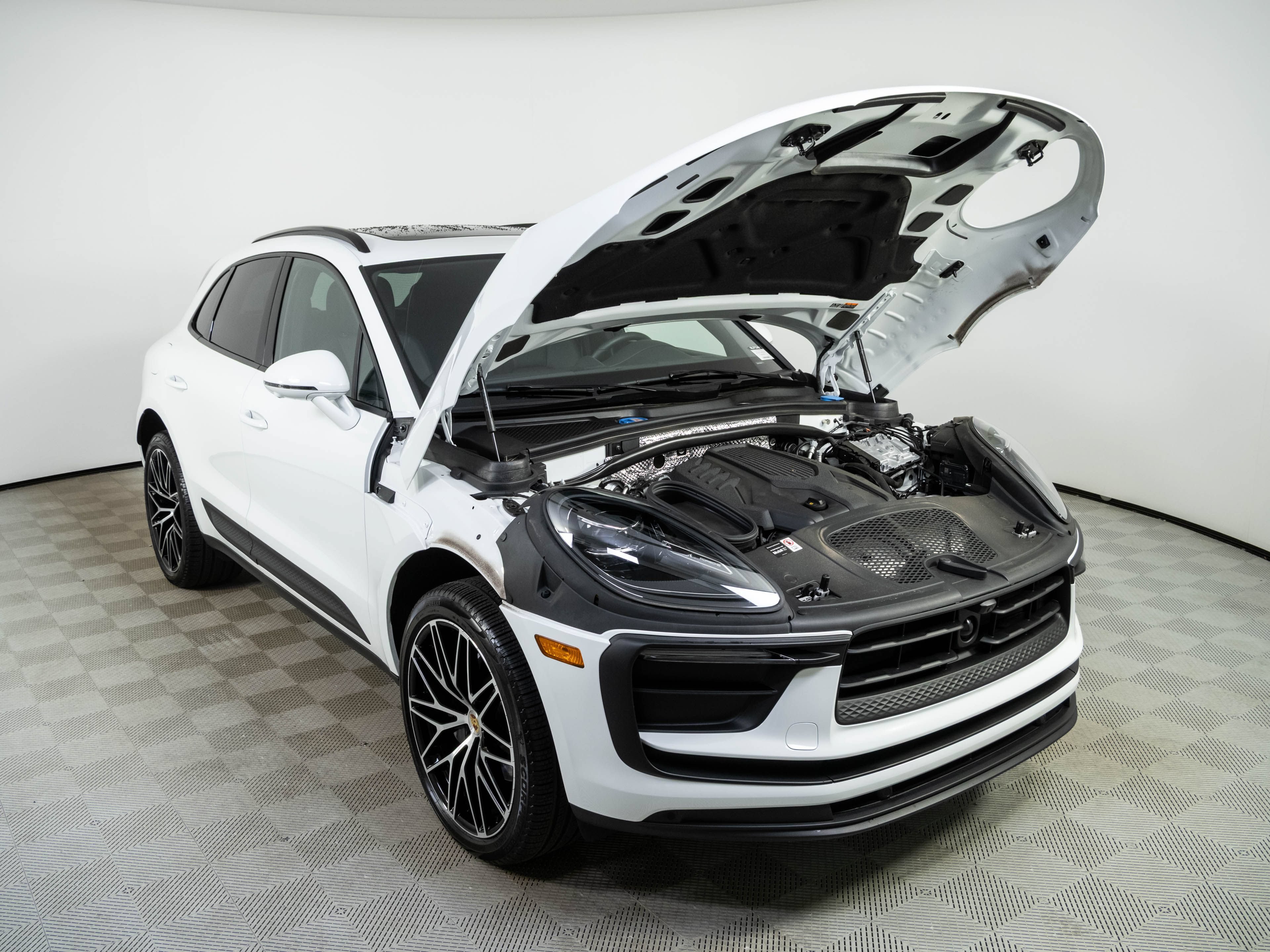 Certified 2026 Porsche Macan AWD/4WD image 34