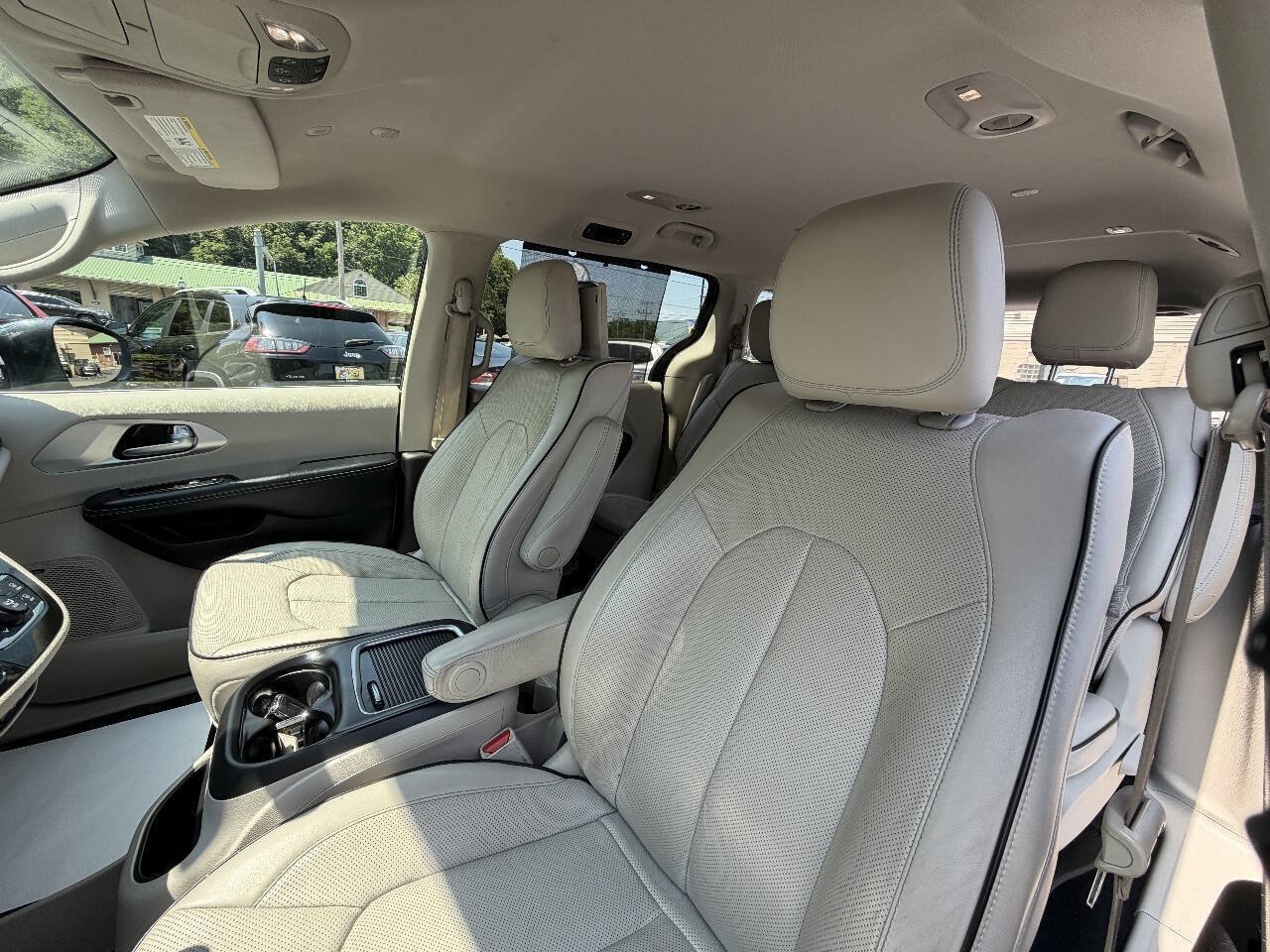 Used 2020 Chrysler Pacifica Limited FWD image 17