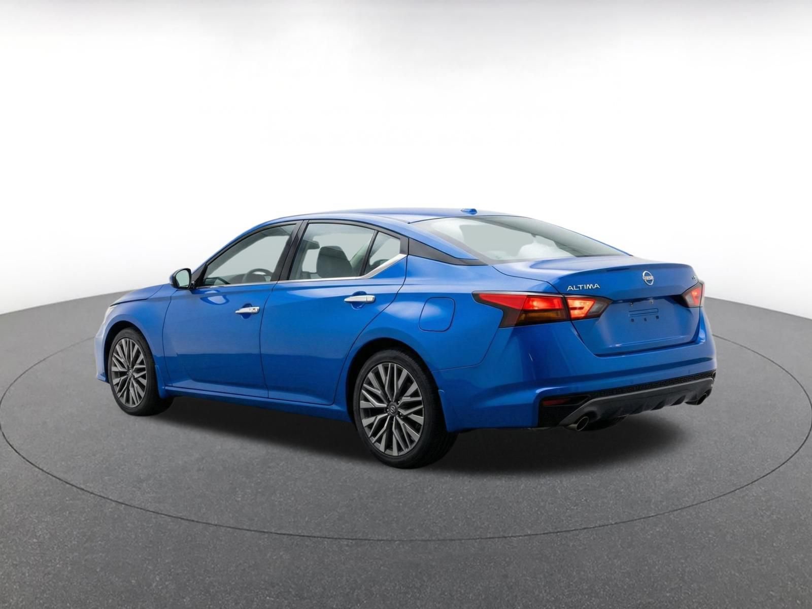 Used 2025 Nissan Altima 2.5 SV FWD image 7