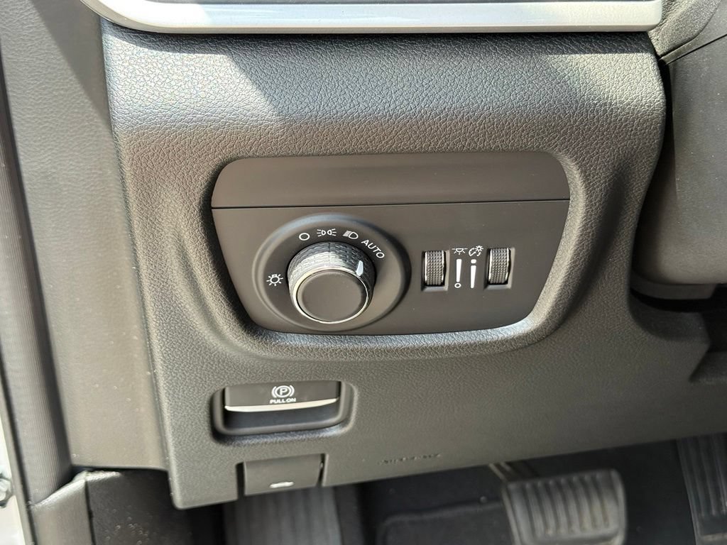 Used 2023 Jeep Grand Cherokee Altitude AWD/4WD image 18