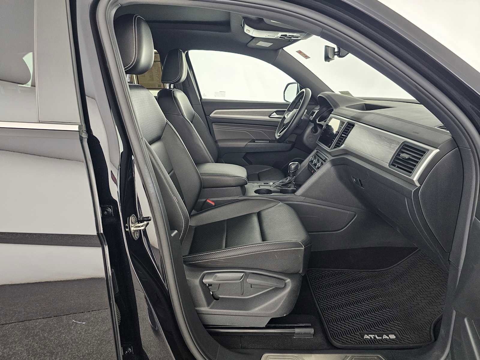 Used 2021 Volkswagen Atlas Cross Sport SE w/ Panoramic Sunroof Package FWD image 10