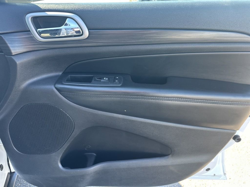 Used 2019 Jeep Grand Cherokee Laredo image 31