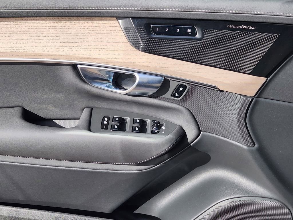 New 2026 Volvo XC90 B6 Plus w/ Protection Package image 3