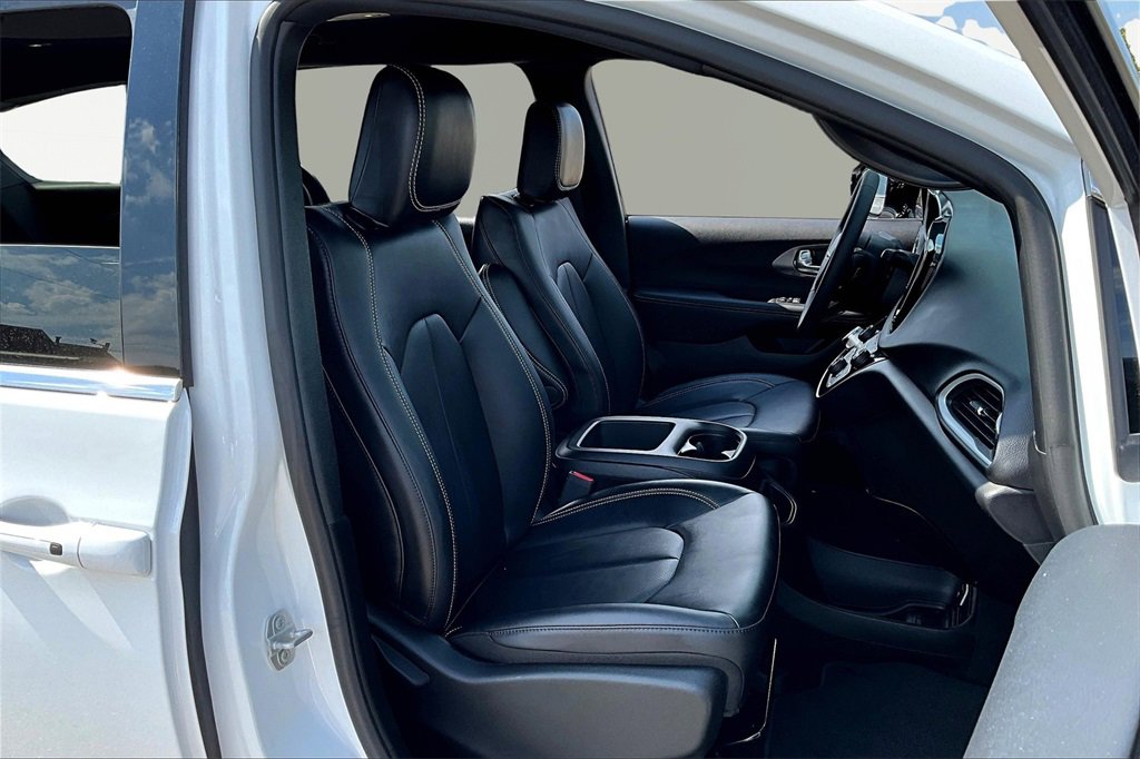 Used 2025 Chrysler Pacifica Select image 7