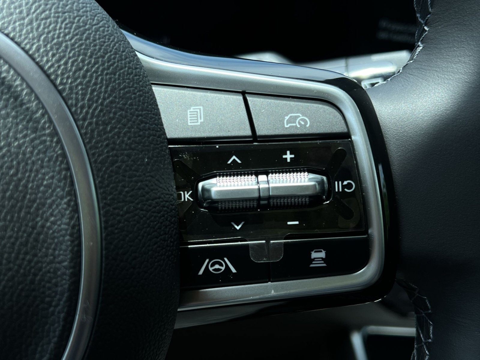 New 2026 Kia Carnival EX FWD image 30