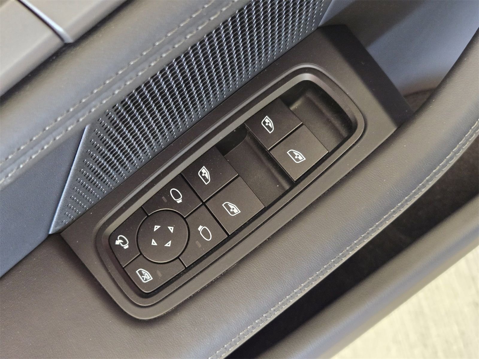 Used 2025 Porsche Taycan 4S image 14