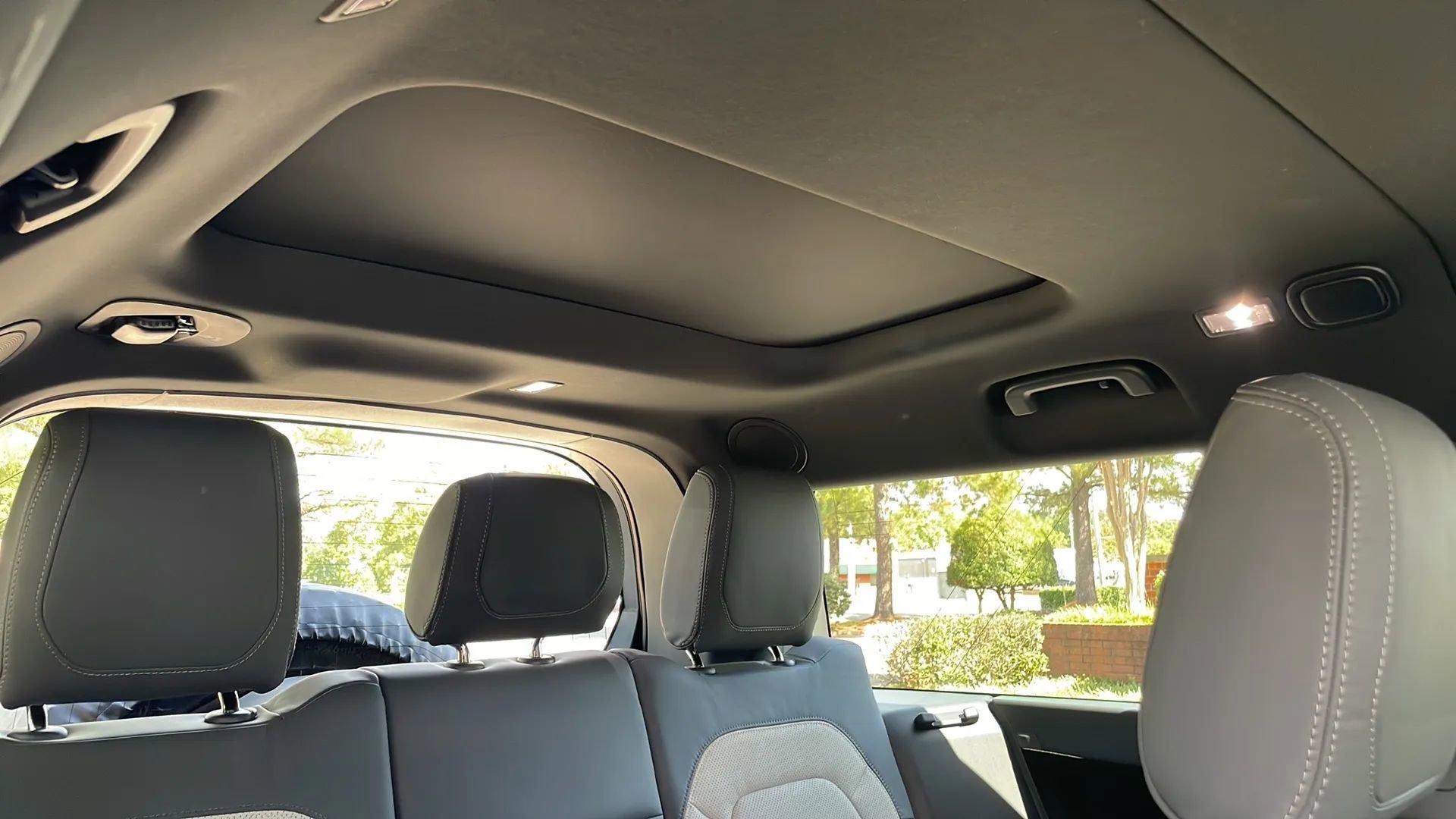 Used 2023 Land Rover Defender 130 X-Dynamic SE image 12