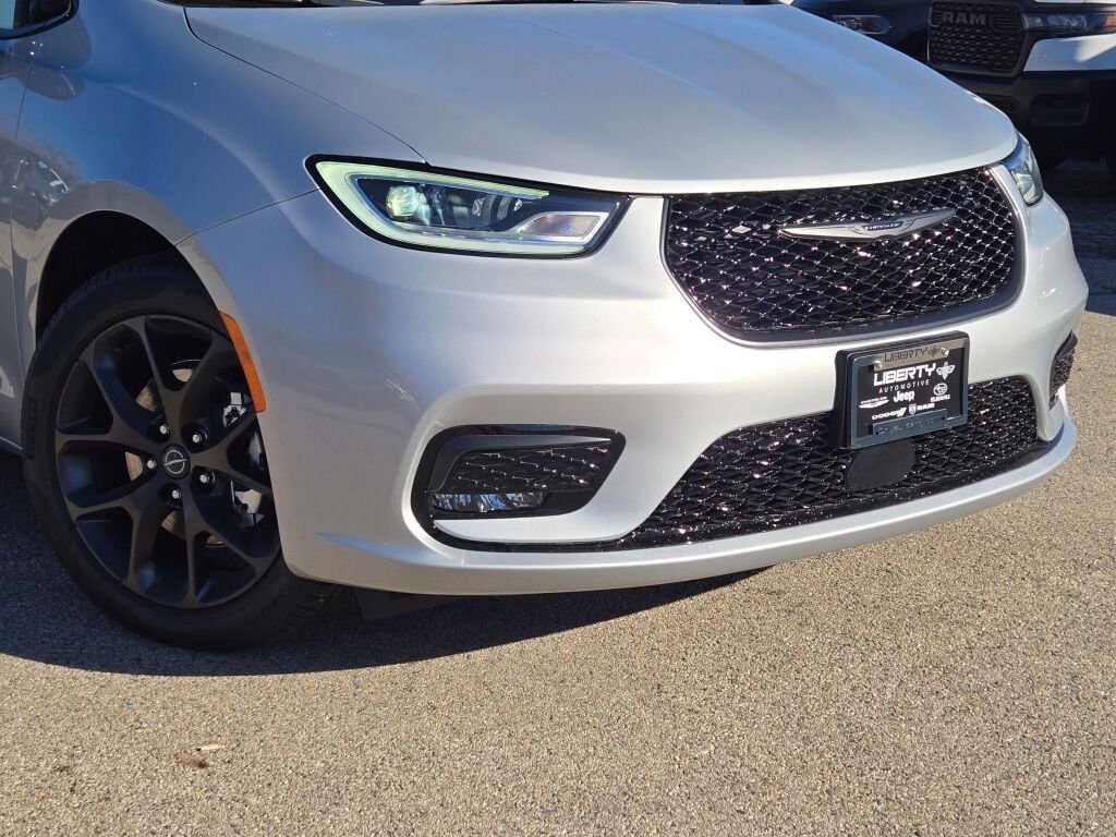 New 2026 Chrysler Pacifica Limited w/ S Appearance Package image 2