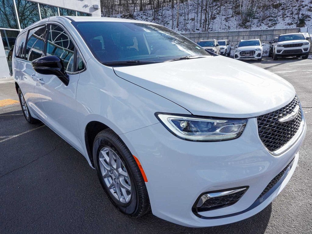 New 2026 Chrysler Pacifica Select FWD image 3