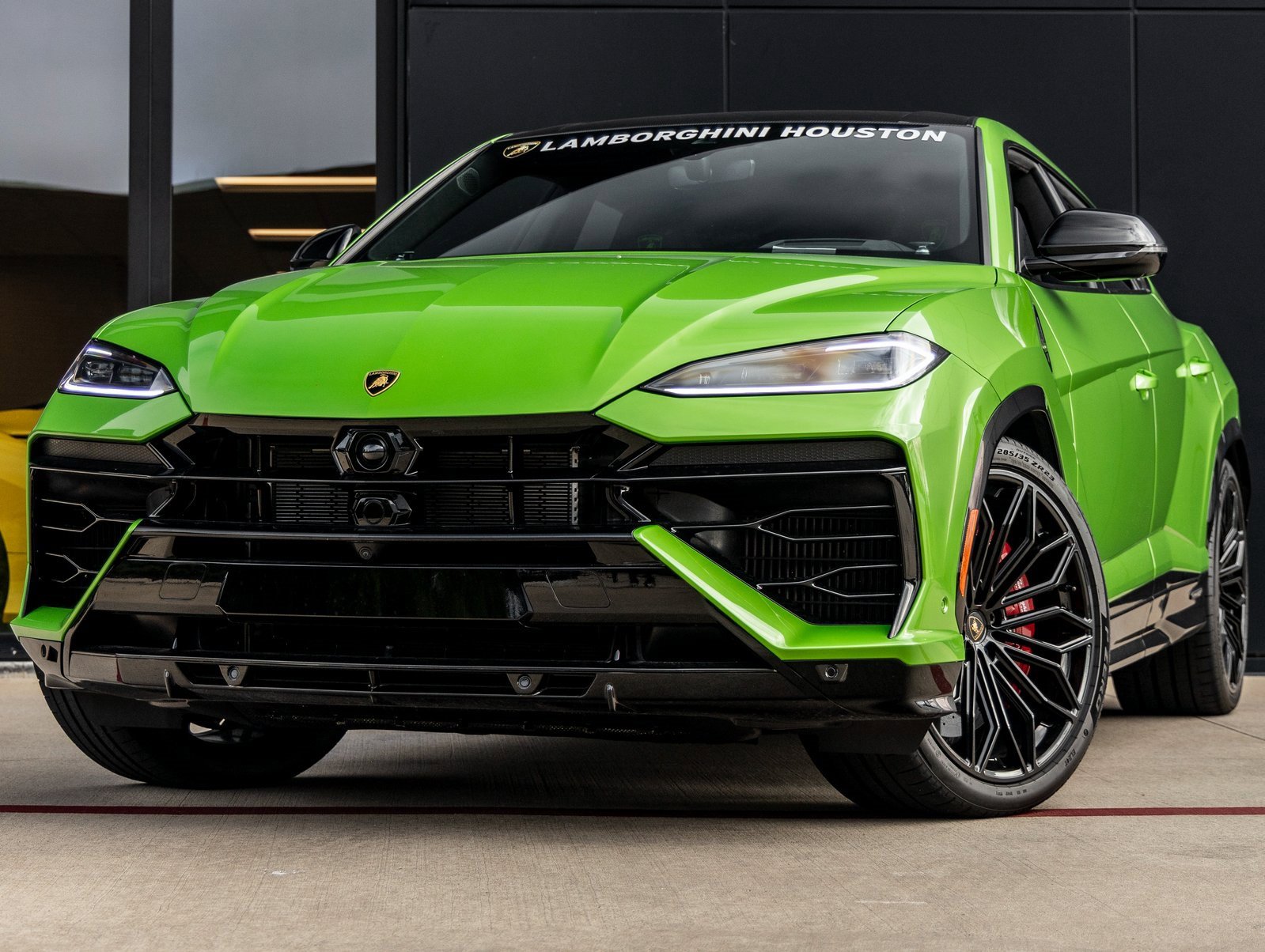 Used 2025 Lamborghini Urus SE image 1