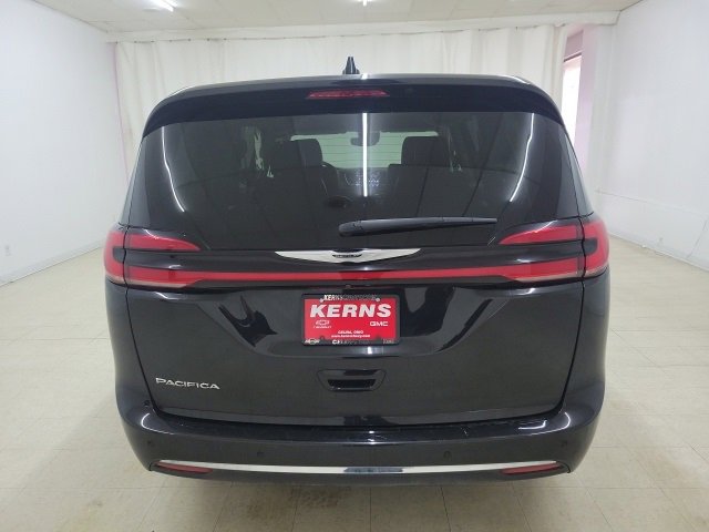 Used 2023 Chrysler Pacifica Touring-L image 7