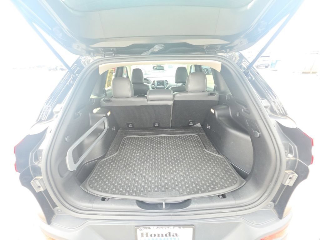 Used 2016 Jeep Cherokee Latitude w/ Cold Weather Group AWD/4WD image 29