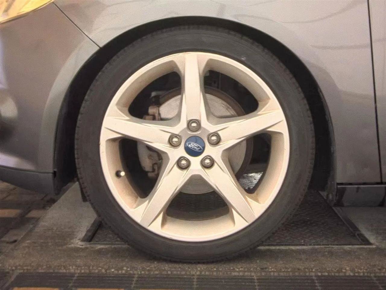 Used 2014 Ford Focus Titanium FWD image 9