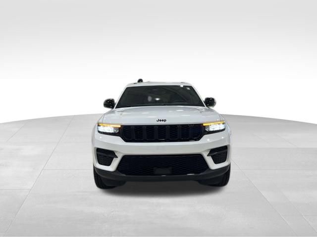 Used 2022 Jeep Grand Cherokee Altitude AWD/4WD image 4