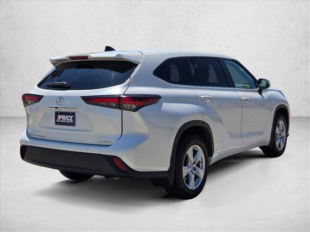 Used 2024 Toyota Highlander LE AWD/4WD image 5