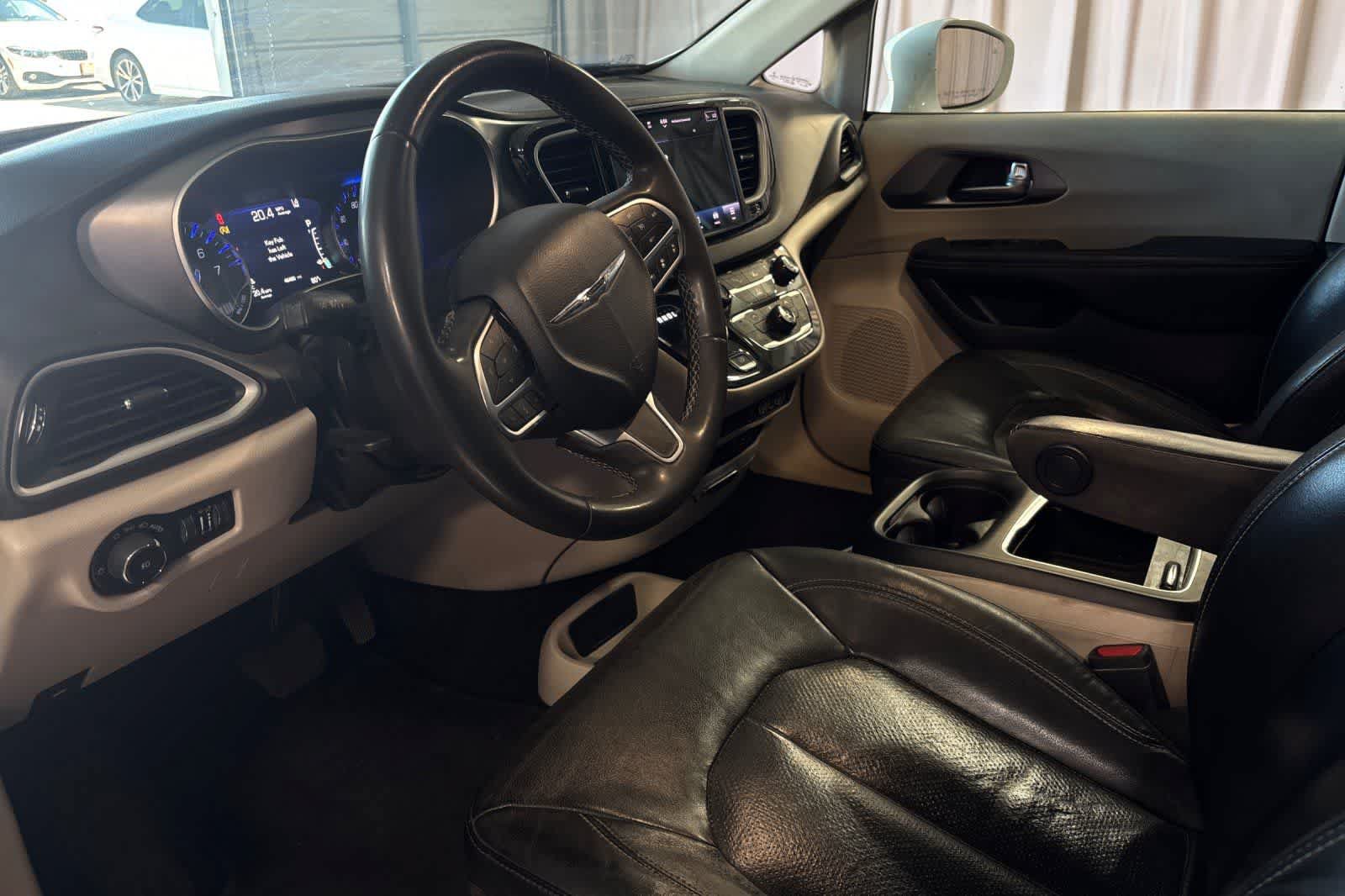 Used 2022 Chrysler Pacifica Touring-L FWD image 14