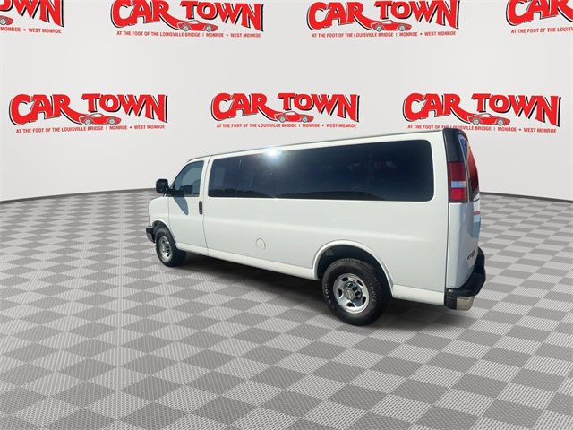 Used 2009 Chevrolet Express 3500 Extended Passenger image 6