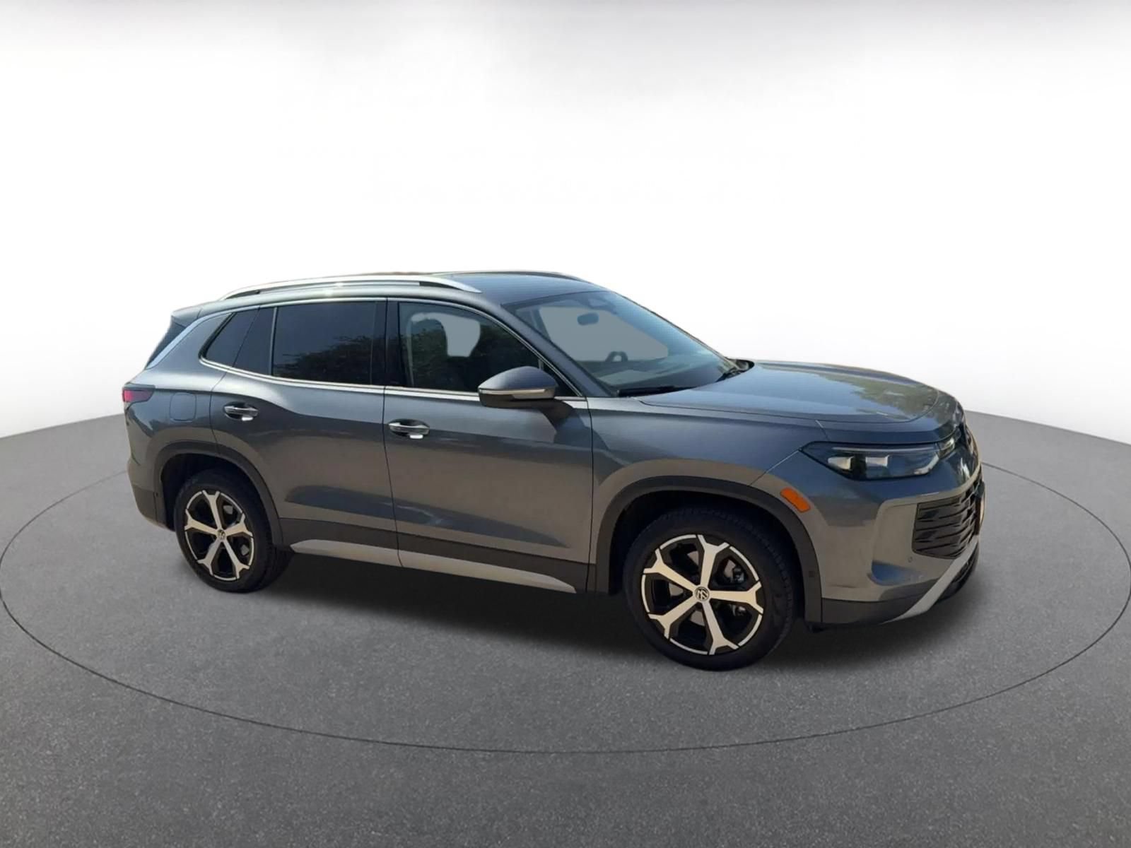 Used 2026 Volkswagen Tiguan SE AWD/4WD image 2