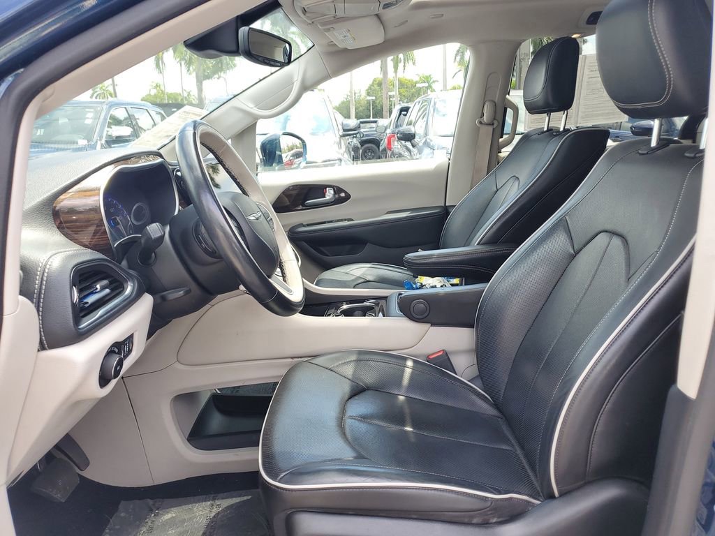 Used 2021 Chrysler Pacifica Limited w/ Uconnect Theater Family Group image 17