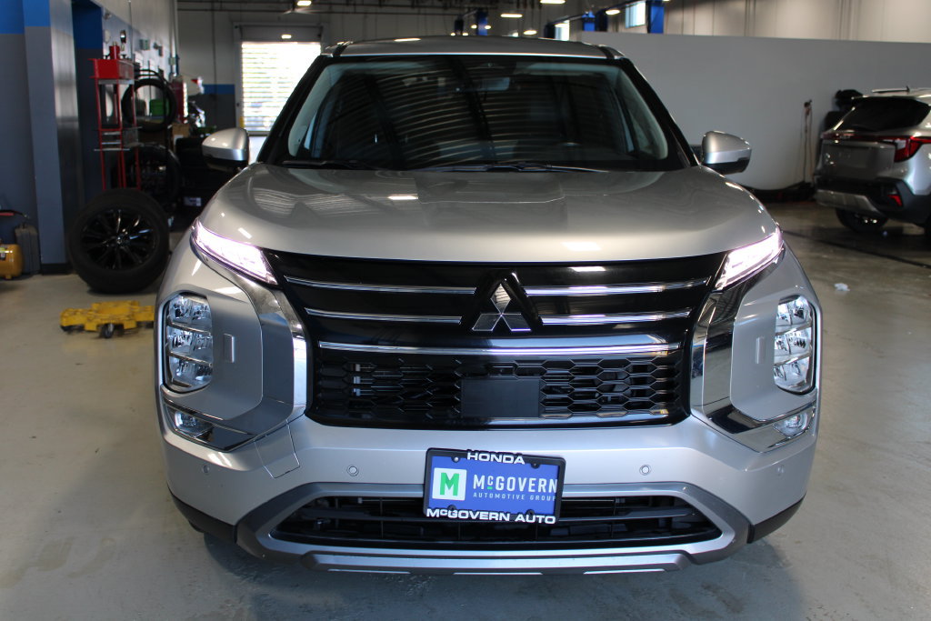 Used 2025 Mitsubishi Outlander SE AWD/4WD image 2