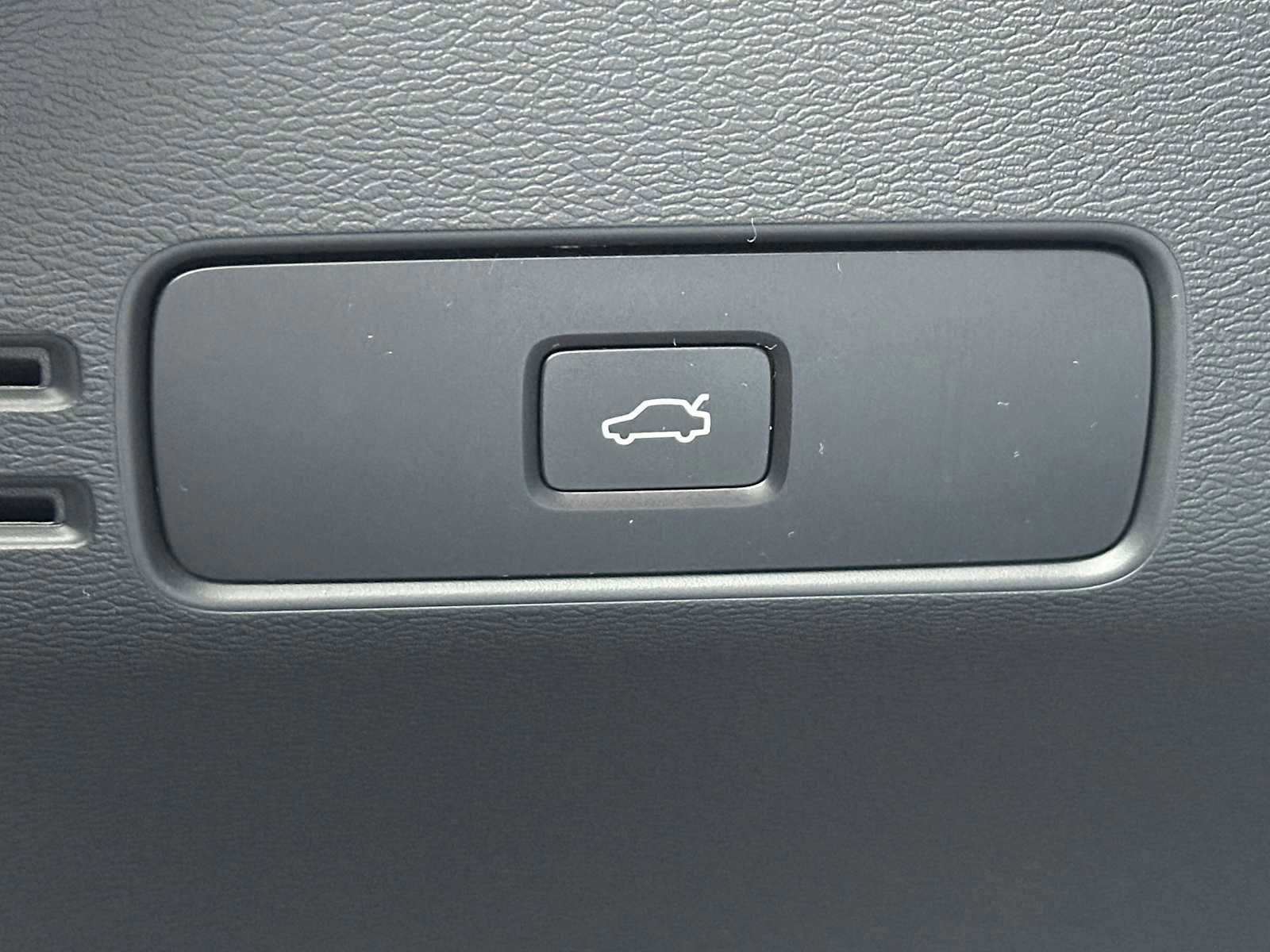 Used 2025 Volvo XC40 B5 Plus w/ Climate Package image 31