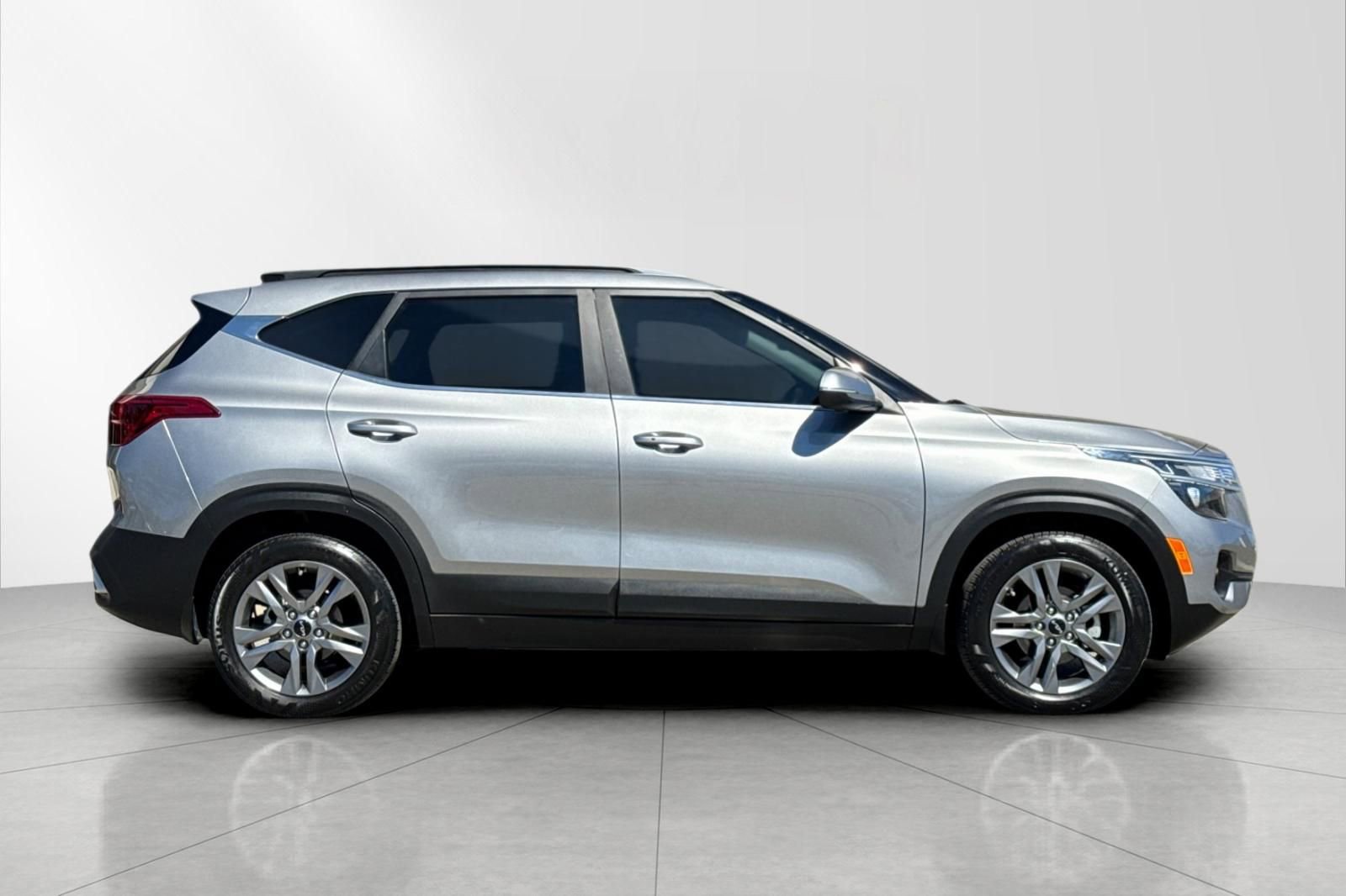 Used 2023 Kia Seltos S w/ Navigation Package image 2