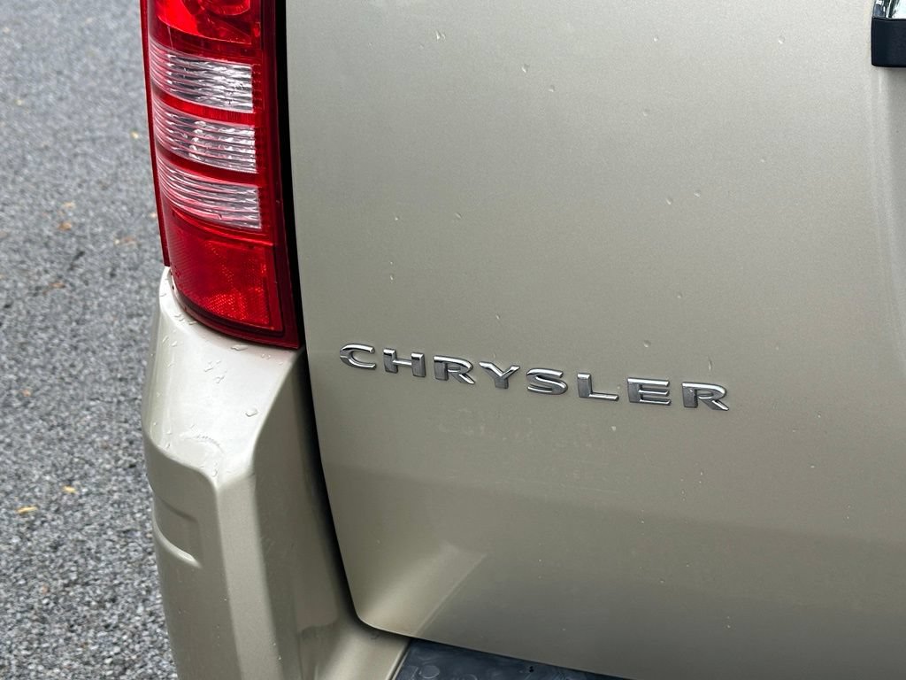 Used 2010 Chrysler Town & Country Touring FWD image 10