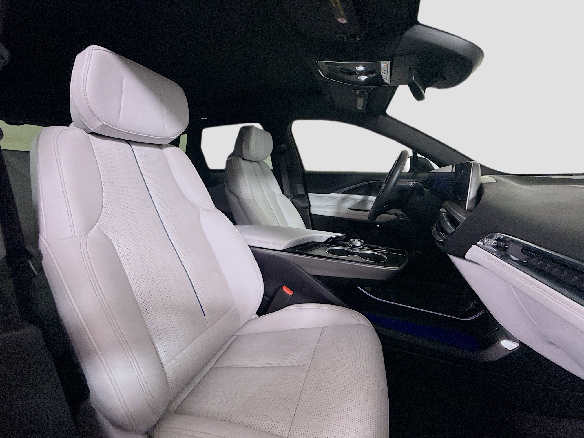 Used 2025 Cadillac Lyriq Luxury w/ LPO, Floor Liner Package image 29