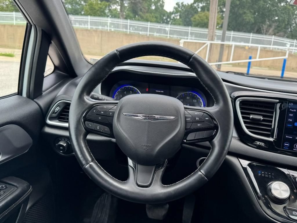 Used 2018 Chrysler Pacifica Touring-L Plus FWD image 14