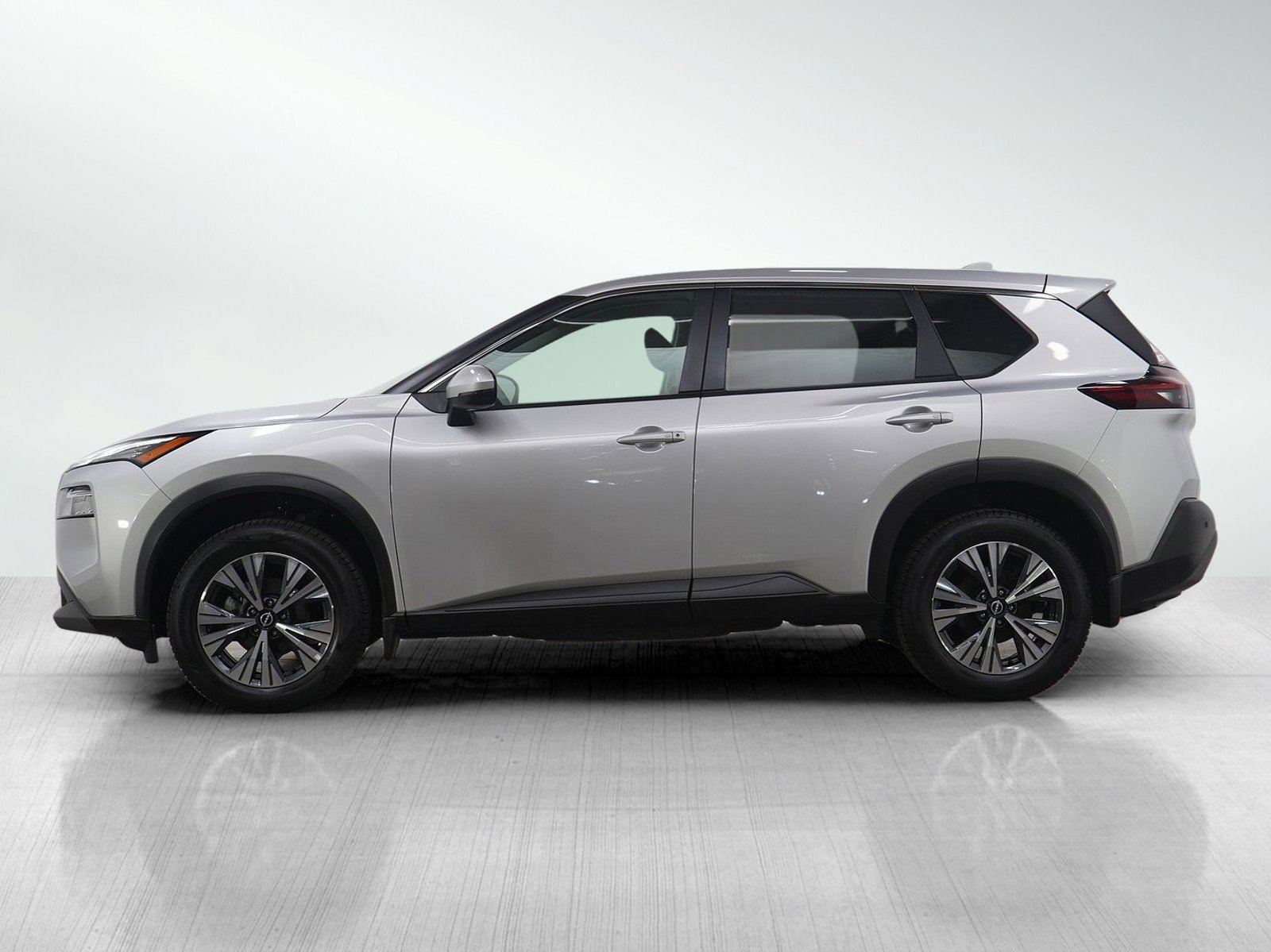 Used 2022 Nissan Rogue SV image 2