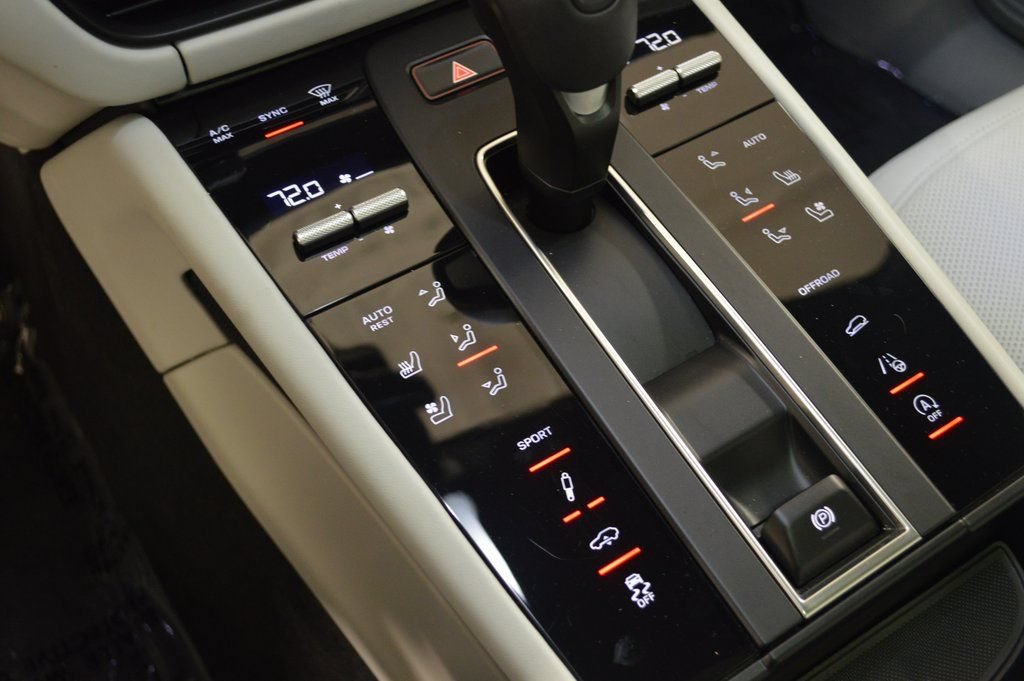 Certified 2025 Porsche Macan AWD/4WD image 30