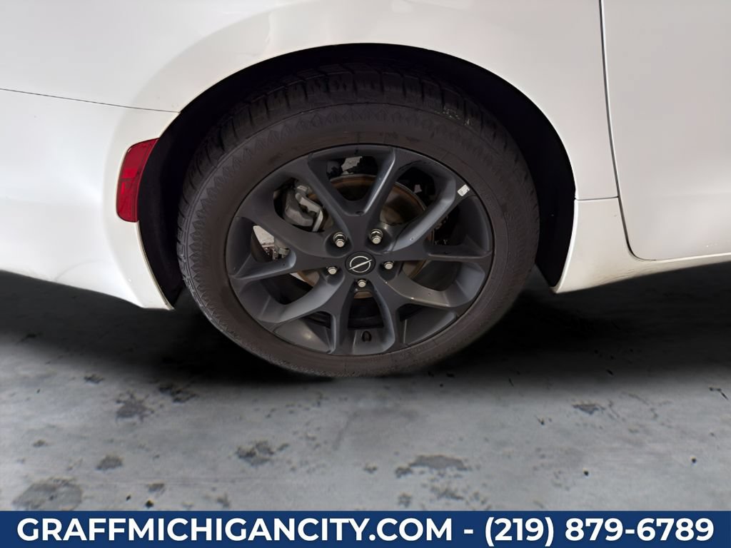 Used 2025 Chrysler Pacifica Limited FWD image 30