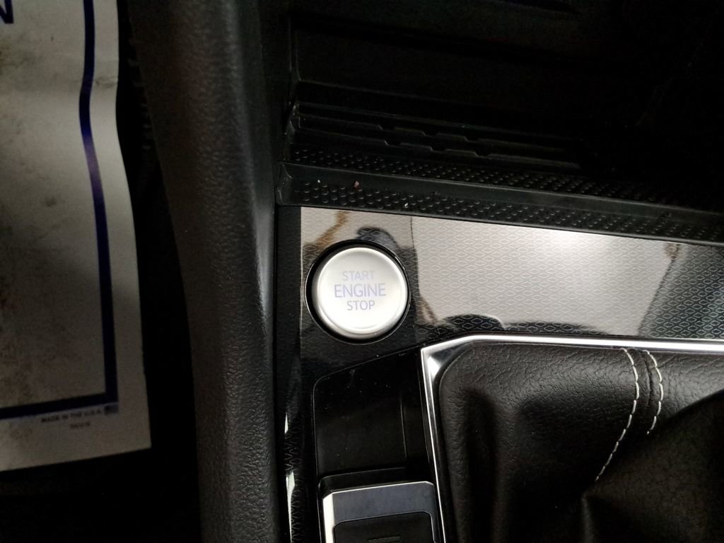 Certified 2025 Volkswagen Taos SE image 17