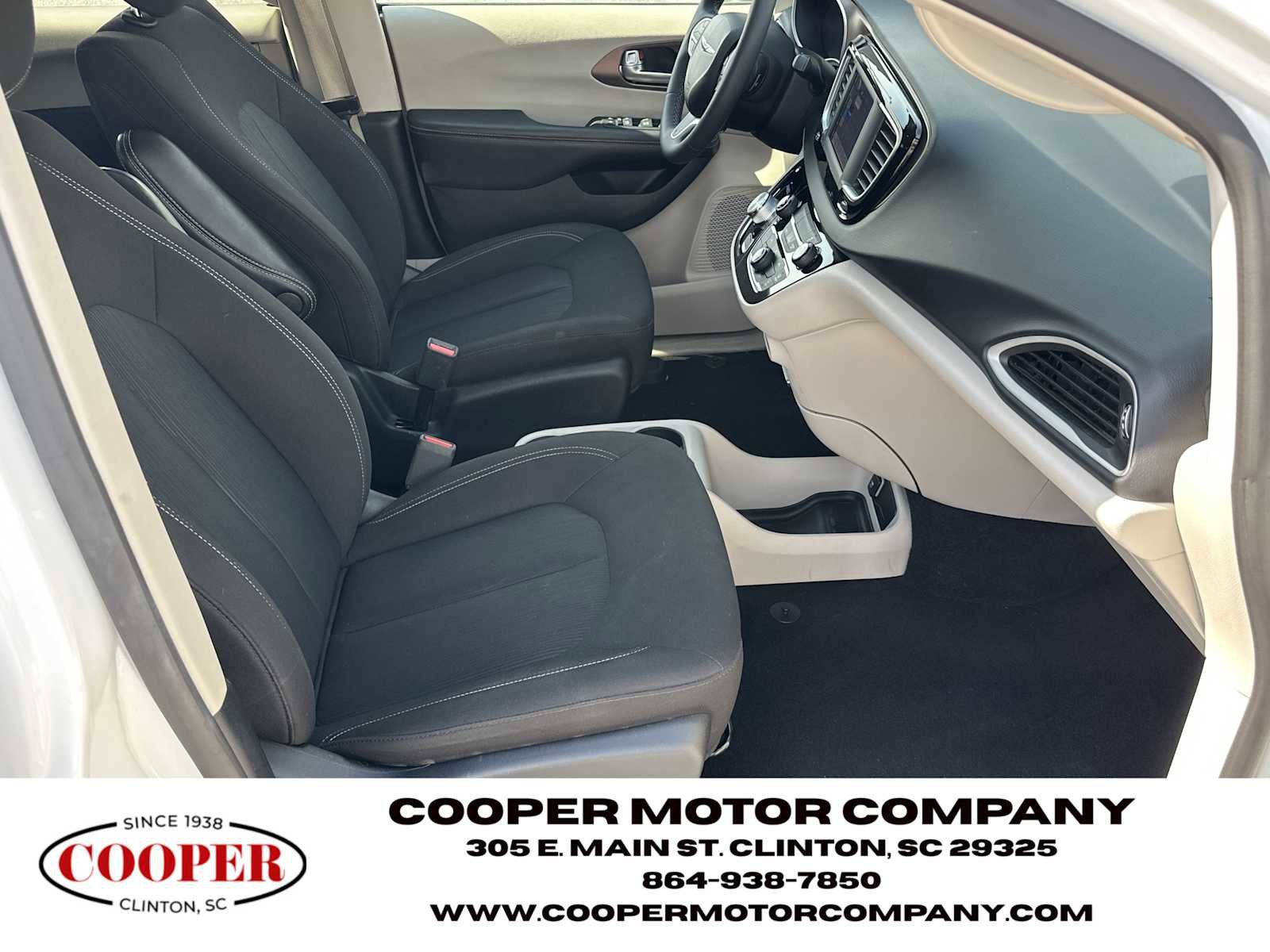 Used 2023 Chrysler Voyager LX image 13