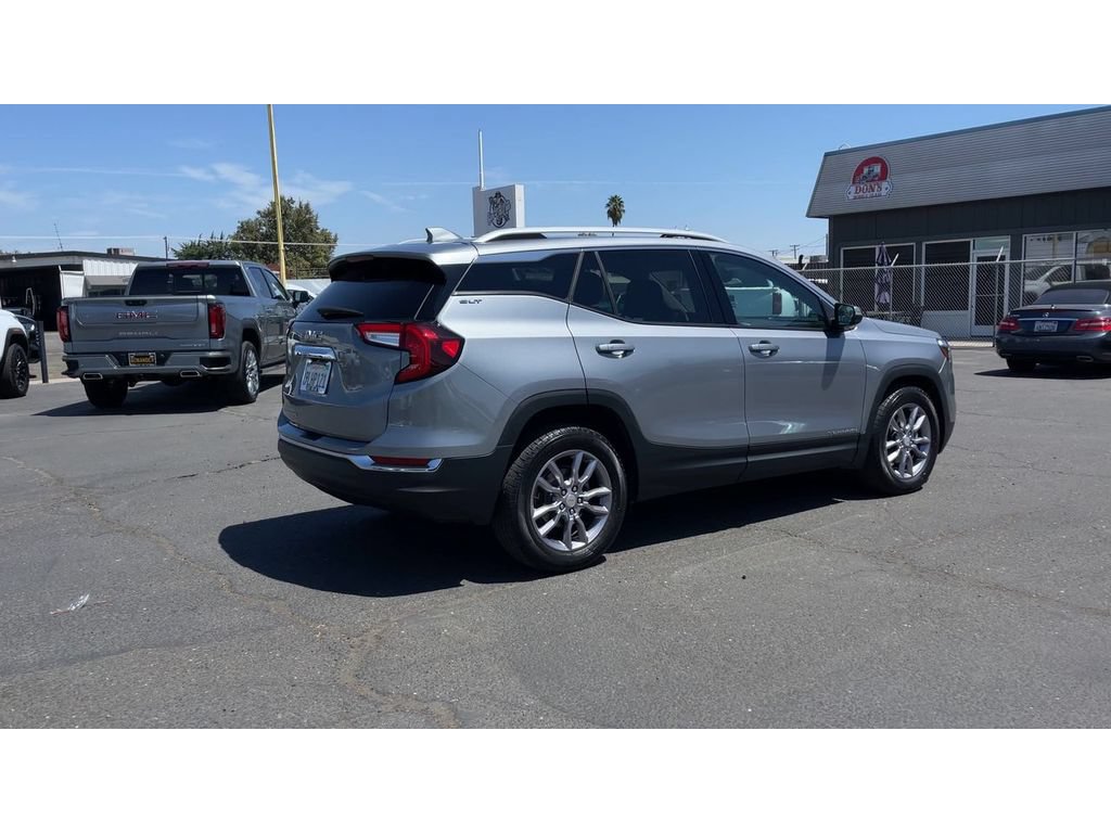 Certified 2024 GMC Terrain SLT FWD image 2