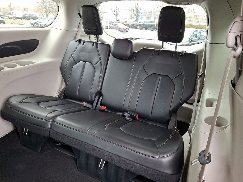Used 2023 Chrysler Pacifica Touring-L image 10
