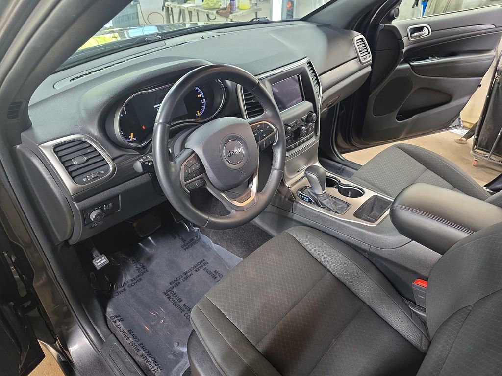 Used 2019 Jeep Grand Cherokee Laredo AWD/4WD image 14
