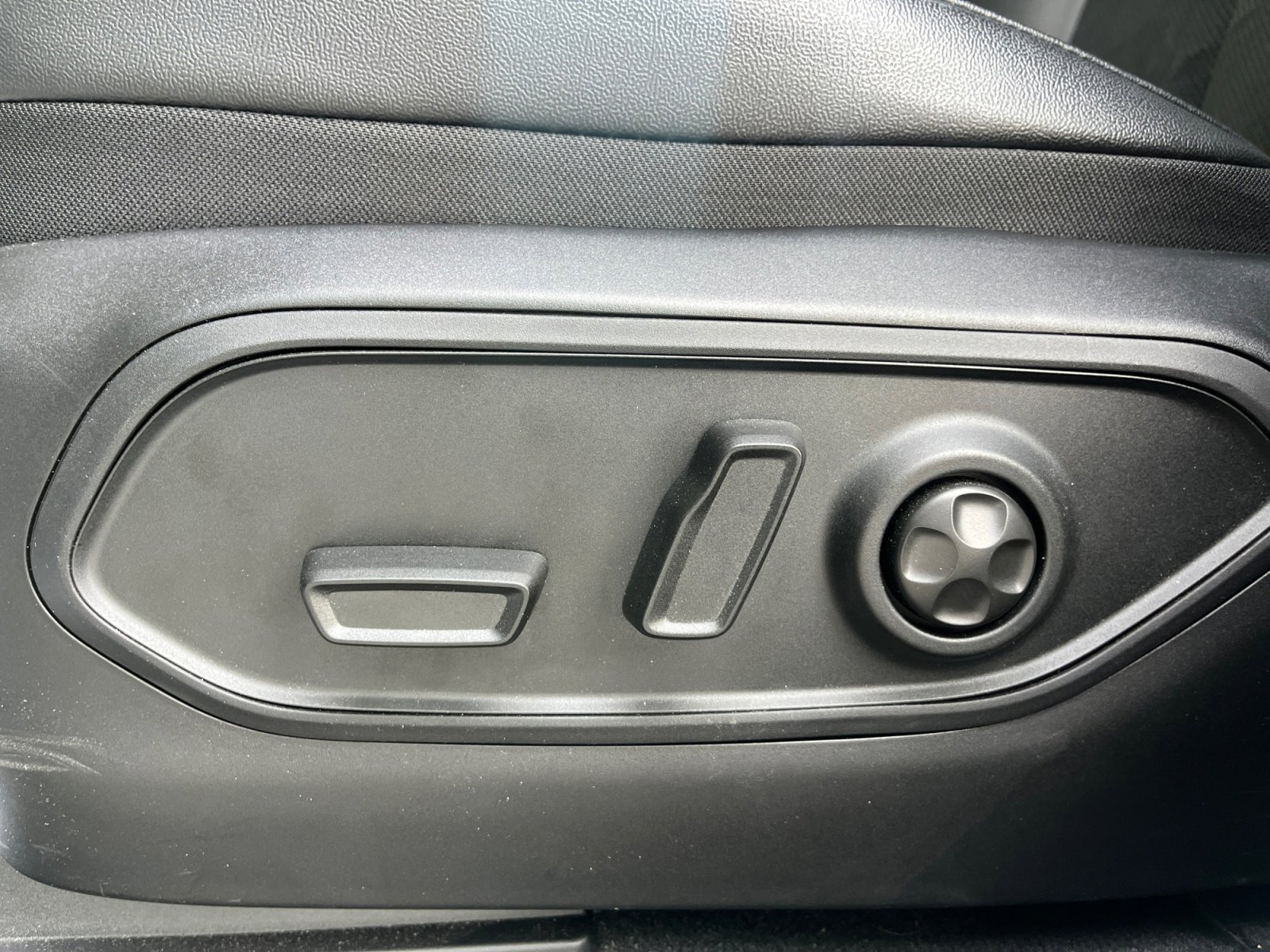 Used 2025 Jeep Grand Cherokee L Laredo image 13