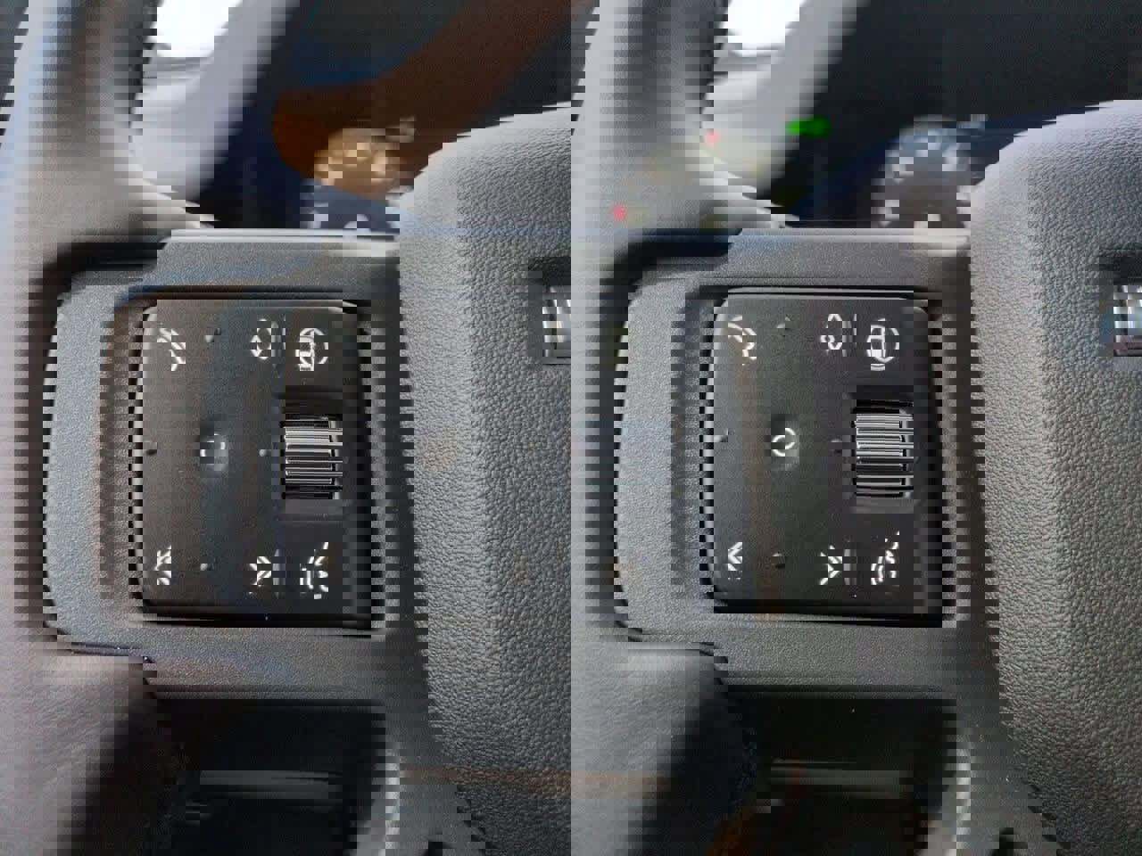 New 2026 Land Rover Defender 110 X-Dynamic SE image 25