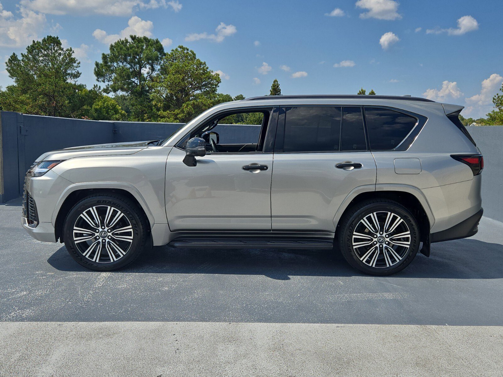 Certified 2025 Lexus LX 600 4WD w/ Luxury Package image 4