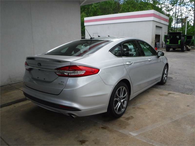 Used 2017 Ford Fusion SE w/ Equipment Group 201A image 3