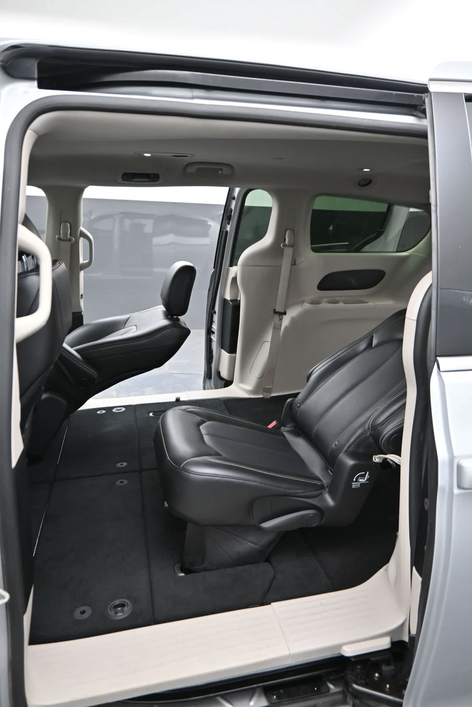 Used 2024 Chrysler Pacifica Touring-L FWD image 16