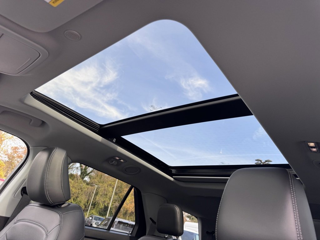 Used 2022 Ford Explorer XLT w/ Equipment Group 202A image 11